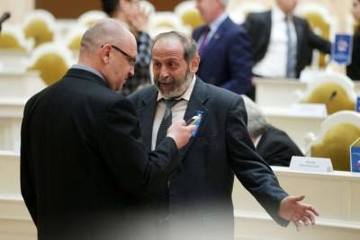 Петербургских депутатов попросили «не шакалить» и не обниматься