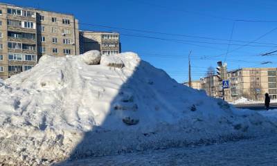 Петрозаводчанка пожаловалась на горы снега: подрядчик должен вывозить их за пределы города