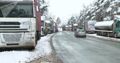Рикотский перевал в Грузии в снегу, трейлеры в очереди - видео