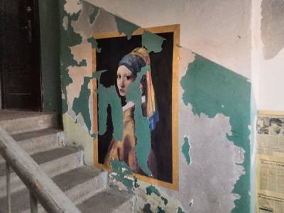На Урале студенты превратили облезлый подъезд в андеграундную арт-галерею