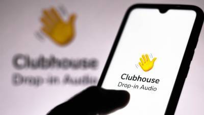 Соцсеть Clubhouse стала лидером среди бесплатных приложений в России