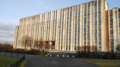 Российская таможенная академия рискует заплатить до миллиона рублей за экономию на ремонте домов в Петербурге