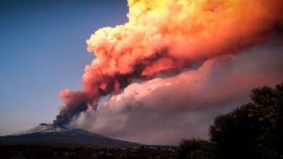 На Сицилии началось извержение знаменитого вулкана Этна: невероятные кадры с места событий (ВИДЕО)
