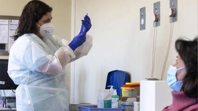 Около 5% населения ЕС получили первую дозу вакцины от коронавируса