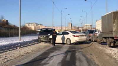 Полиграфмашевский проезд в Петербурге заблокировало лобовое ДТП