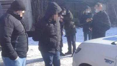 Угрожал убийством: на Закарпатье задержали мужчину за вымогательство 10 тысяч долларов – видео