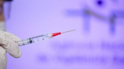 Минздрав РФ допустил вакцину "Спутник Лайт" до третьей фазы испытаний