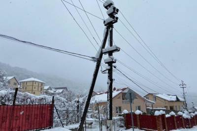 В Сочи последствия снегопада устраняют 30 бригад энергетиков