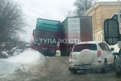 Два грузовика не влезли на одну дорогу в Туле