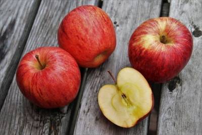 18 тонн яблок задержали на границе Псковской области