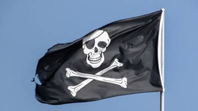 Общественность осудила памятник двум женщинам-пираткам на острове Бург в Девоне