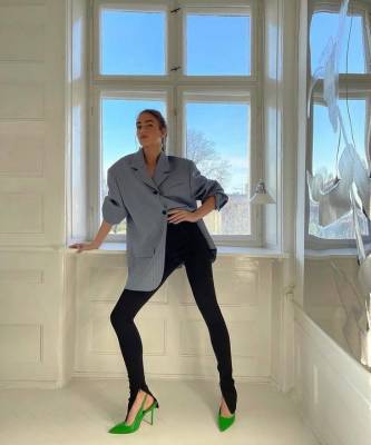 Оверсайз пиджак + легинсы — самое удобное и модное сочетание: стилист Эмили Синдлев это доказывает