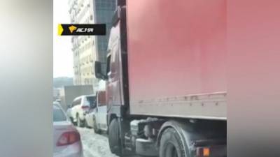 В Новосибирске в результате цепной реакции столкнулись семь машин