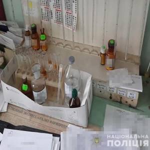 В Запорожье задержали двух врачей частного медцентра, которые незаконно выписывали рецепты наркозависимым. Фото
