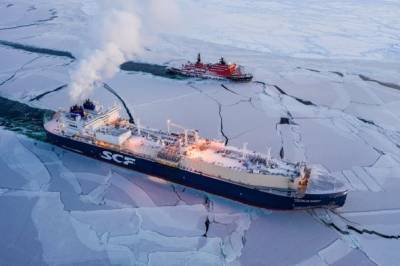 Ледоколом и кормой: танкер СПГ возвращается в Россию из Азии по Севморпути