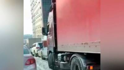 Видео из Сети. В Новосибирске в результате цепной реакции столкнулись семь машин