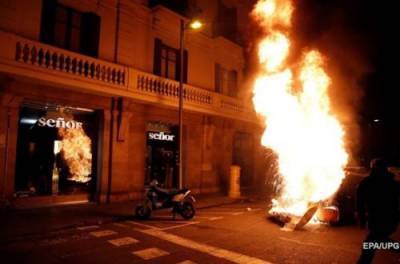 Строят баррикады, жгут мотоциклы и мусорные баки: Испания погрузилась в беспорядки