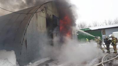 Мощный пожар вспыхнул на складе ламината в Краснодаре