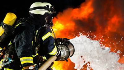 Яркие кадры борьбы пожарных с огнем на складах в Краснодаре