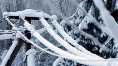 Сочи замело: под тяжестью снега рвутся линии электропередач