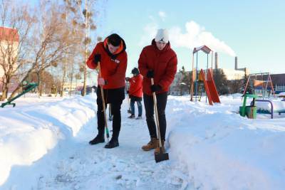Для удобства и безопасности пешеходов. В Гродно волонтеры БРСМ помогли коммунальщикам в расчистке дорожек от снега и наледи (+видео)