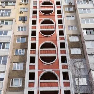 В Дарницком районе Киева еще одна девушка выпала с балкона многоэтажки