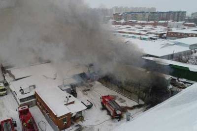 В Краснодаре вспыхнул склад на площади тысяча квадратных метров