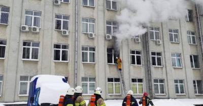 Из здания Ровенской ОГА эвакуировали людей — в помещении произошел пожар (8 фото)