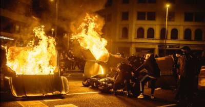 Тысячи каталонцев требуют освободить рэпера Пабло Аселя: массовые протесты переросли в беспорядки