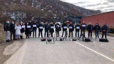 Сербские журналисты перекрыли «границу» между Сербией и Косово