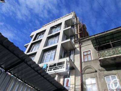 «Все законно»: в Одессе на Ришельевской над старым домом выросло новое строение (фото)