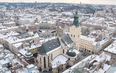 В центре Львова на парня упала снежная глыба