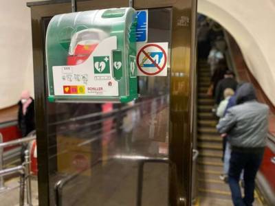 В метро Киева начали размещать автоматические дефибрилляторы