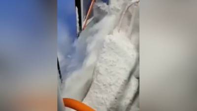 Пассажиры новосибирского травмая попали под снежный фонтан