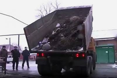 Чеченца заставили извиниться за свалку и выбросили мусор к его воротам