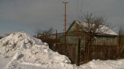 При уборке снега пострадала ограда дома на Сортировочной