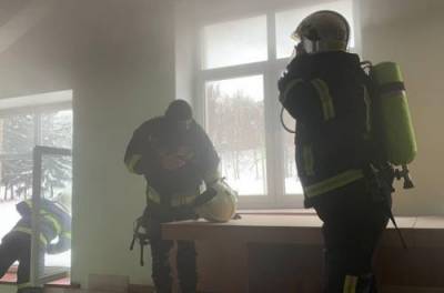 Сотрудников экстренно эвакуировали: в Ровно тушили здание ОГА