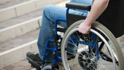 Подарок с браком: инвалид-колясочник пожаловался на подъемник от мэрии Челябинска