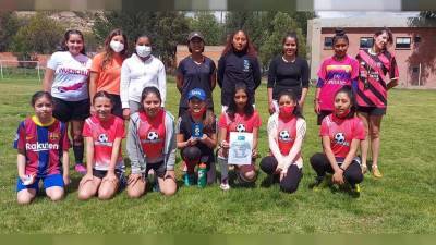 "Футбол для дружбы" наградил академию боливийских "суперженщин"