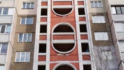 В Киеве школьница упала с 16 этажа: появились детали трагедии