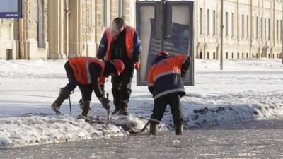 Последствия снегопада в Петербурге устраняют 637 единиц спецтехники