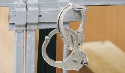 Бывшего следователя МВД осудили на восемь лет за крупную кражу при обыске