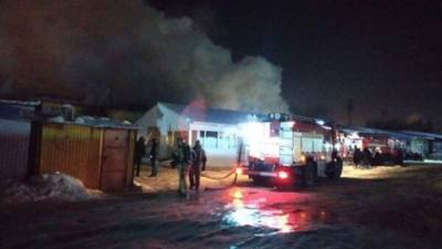 В Самаре тушат крупный пожар на продуктовом рынке