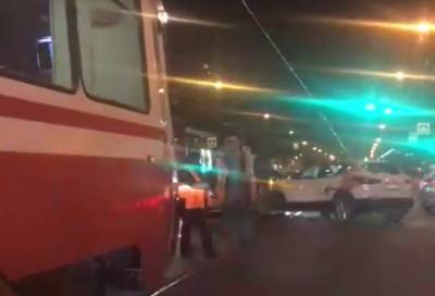 Такси и каршеринг не поделили трамвайные пути в Петербурге