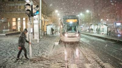 Иерусалим в снежной блокаде: дороги перекрыты, транспорт не работает