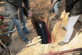 Суровые череповецкие ритуальщики: за 19 тыс. рублей тело умершего обернули пленкой и закидали окровавленными тряпками