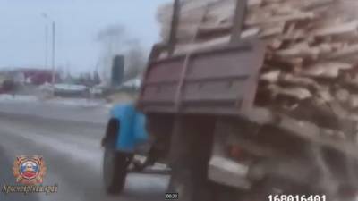 Под Красноярском рецидивист позарился на чужой грузовик с досками. Видео
