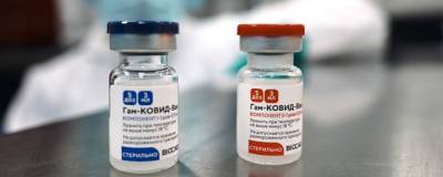 Власти Петербурга почти втрое снизили планку по массовой вакцинации