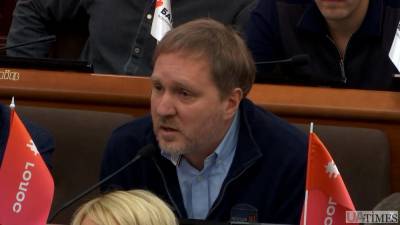 Депутата Киевсовета Богатова, избившего ведущего, исключили из фракции "Голоса"