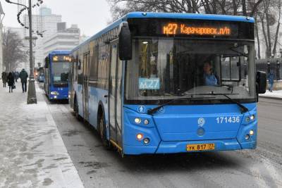 Москвичей призвали пересесть на общественный транспорт из-за уборки улиц